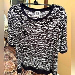 Ann Klein black/white abstract print short-sleeve top. ❣️